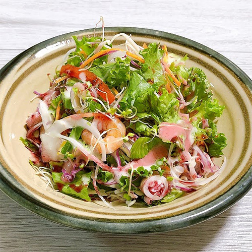 北海道アロニアソースで作るドレッシング×サラダ